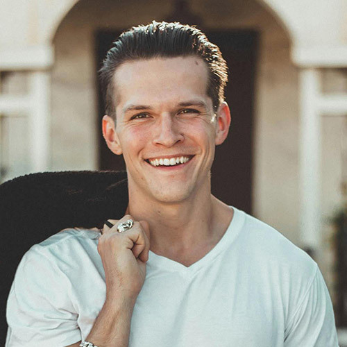 Benny-travel-agency-owner